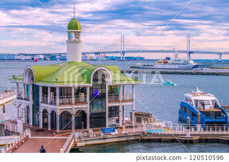 日本橫濱市景 Minato Mirai Pukari 三橋大橋，出發前的「CIEL BLEU」 = 23 日 120510596