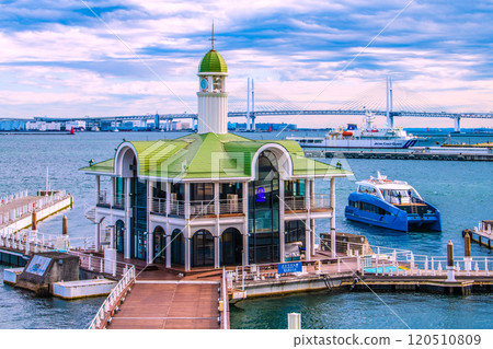 Yokohama cityscape, Japan "CIEL BLEU" departed from Minato Mirai Pukarisanbashi on the 23rd Yokohama cityscape, Japan "CIEL BLEU" departed from Minato Mirai Pukarisanbashi on the 23rd 120510809