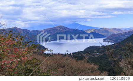 Autumn foliage of Mount Daikanzan, Lake Ashi and Mount Fuji in Hakone 120510909