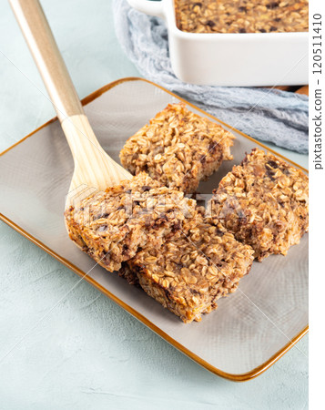 Baked oatmeal peanut butter banana cake bars with chocolate chips Baked oatmeal peanut butter banana cake bars with chocolate chips 120511410