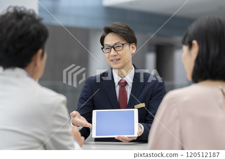 中年夫婦及推銷員 120512187