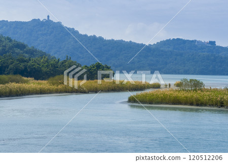 台灣日月潭 - 靜謐的秋水邊風景 / 台灣日月潭 台灣日月潭 - 靜謐的秋水邊風景 / 台灣日月潭 120512206