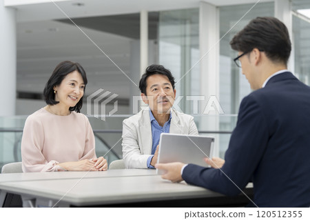 一對50多歲的夫婦和一名推銷員 120512355