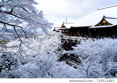The snow-covered stage of Kiyomizu-dera Temple 120512863