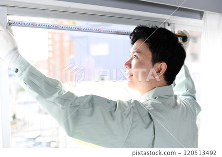 亞洲男工測量房間的平面圖 120513492