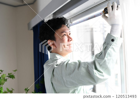 亞洲男工測量房間的平面圖 120513493