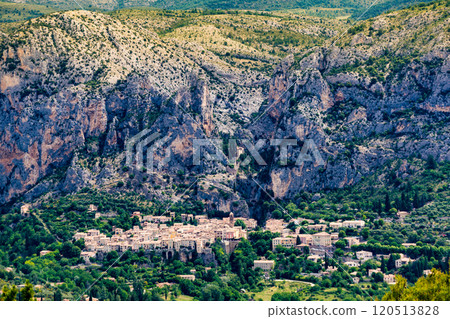 Moustiers-Sainte-Marie village, France Moustiers-Sainte-Marie village, France 120513828