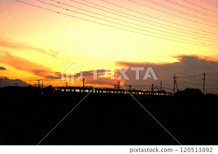 黃昏時分在相模線行駛的當地列車 120513892