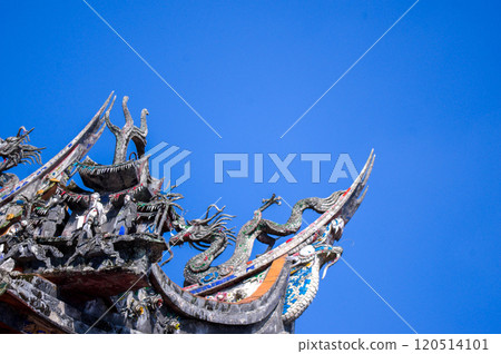 The contrast between Taiwan's traditional temple and the blue sky 120514101