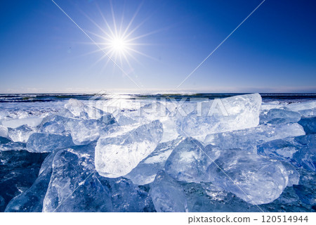 Jewelry ice washed up on the winter coast of Hokkaido 120514944