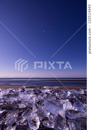 Jewelry ice washed up on the winter coast of Hokkaido 120514945