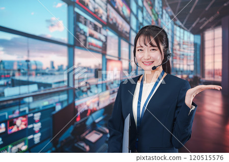 在攝影棚工作的女導演 120515576