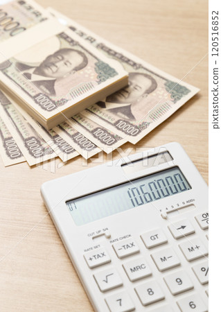 1,060,000日圓和桌上的計算器 1,060,000日圓和桌上的計算器 120516852