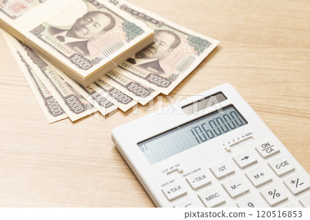 1,060,000日圓和桌上的計算器 120516853