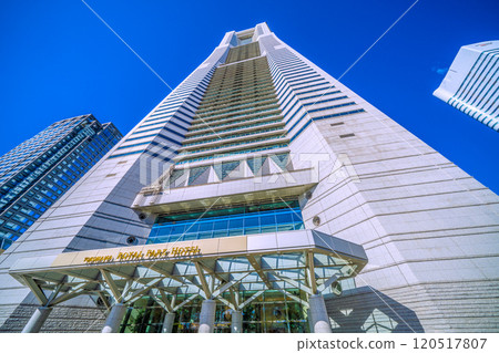 日本橫濱市容 橫濱地標塔與櫻木町車站前的橫濱皇家花園酒店景觀=23日 120517807