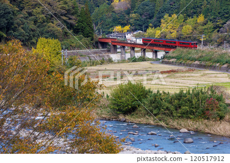 JR喜波185系列特急「由布號」跨越秋葉的九珠川 JR喜波185系列特急「由布號」跨越秋葉的九珠川 120517912