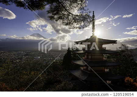 [山梨縣]富士山和紅葉（新倉富士淺間神社） 120519054