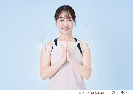 一個女人雙手合十做瑜珈姿勢 120519084