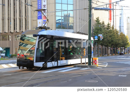 西四丁目站附近的札幌市營電車 西四丁目站附近的札幌市營電車 120520580