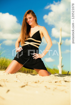 Woman outdoor vacation day 120521078