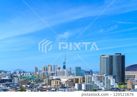 從唐人町/大濠公園方向看佐原區百道浜、地行浜、福岡塔地區 2024年春天的早晨色彩 120521676