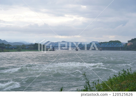The Kiso River and Ota Bridge after the rain The Kiso River and Ota Bridge after the rain 120525626