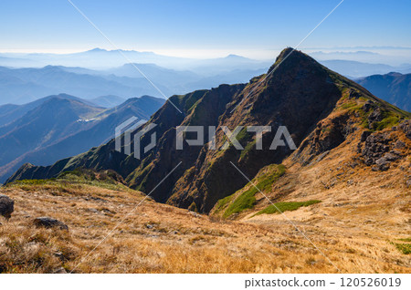 秋天從谷川山山脊線看到的苫見 120526019