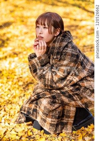 享受秋天的年輕女子葉狩獵 120526662