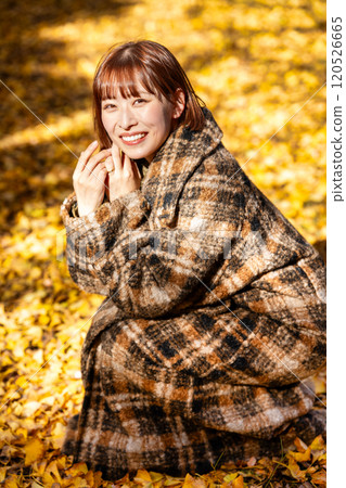 享受秋天的年輕女子葉狩獵 120526665