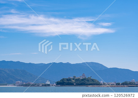 從海上看秋天的唐津城,佐賀縣唐津市 從海上看秋天的唐津城,佐賀縣唐津市 120526972