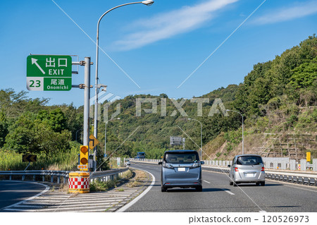 廣島縣尾道市山陽高速公路尾道IC附近行駛的客車 廣島縣尾道市山陽高速公路尾道IC附近行駛的客車 120526973
