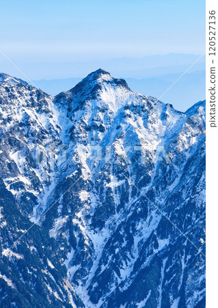 北阿爾卑斯山白雪皚皚的張之木山 120527136