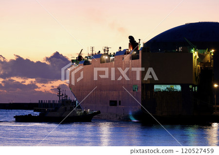 清晨汽車運輸船與拖船日立港 120527459