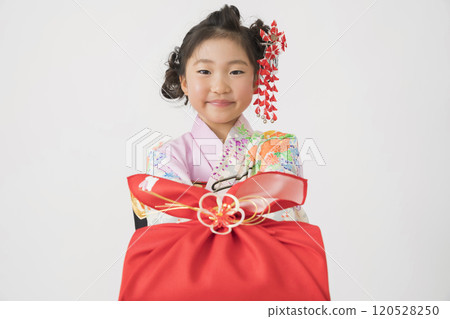 穿著和服的孩子贈送新年賀卡 穿著和服的孩子贈送新年賀卡 120528250