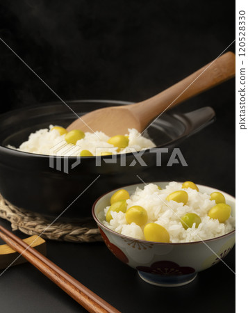 Ginkgo rice cooked in a clay pot Ginkgo rice cooked in a clay pot 120528330