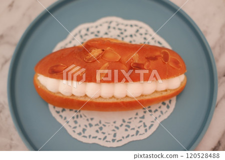 Eclair on a blue plate  120528488
