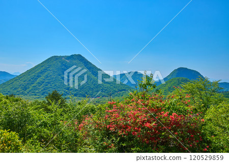 在春天,在群馬縣的榛名山(峨眉山)腳下,看到Harunomi Fuji,Kushishama山,Ebutsugatake 在春天,在群馬縣的榛名山(峨眉山)腳下,看到Harunomi Fuji,Kushishama山,Ebutsugatake 120529859