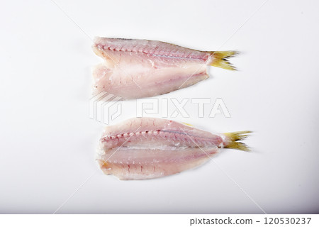 打開魚的背部和腹部 120530237