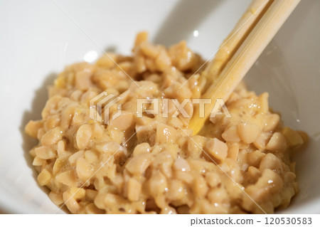 在白盤上混合的引割納豆(照片) 在白盤上混合的引割納豆(照片) 120530583