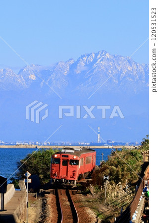 Himi Line runs with the Tateyama Mountain Range in the background 120531523