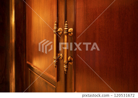 天然木質雙門，配有拋光復古金屬把手。附框門 120531672