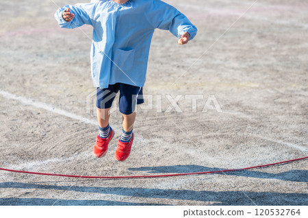 幼兒園小朋友跳繩 120532764