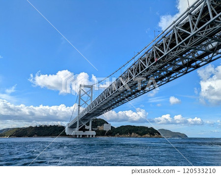 從海上看大鳴門大橋 從海上看大鳴門大橋 120533210