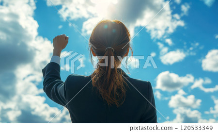 女商人向藍天握拳 120533349