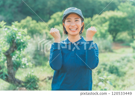 一件藍色馬球衫和藍色帽子的職業婦女 120533449