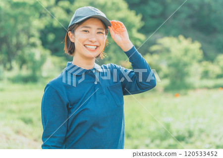 一件藍色馬球衫和藍色帽子的職業婦女 120533452