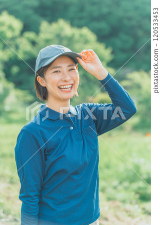 一件藍色馬球衫和藍色帽子的職業婦女 120533453