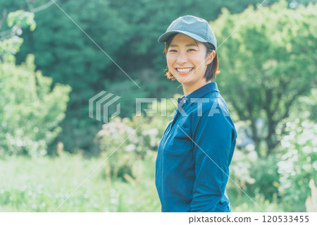 站在大自然中微笑的女工 120533455