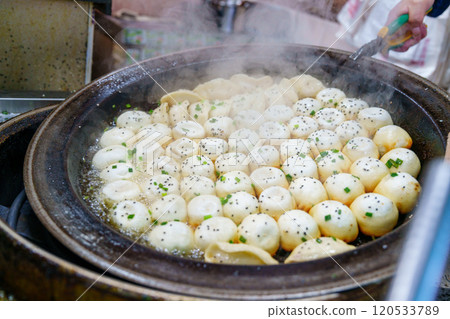 Freshly baked Shanghai pan-fried buns 120533789