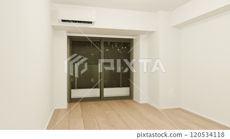 晚上新建的房子裡空蕩蕩的房間 120534118